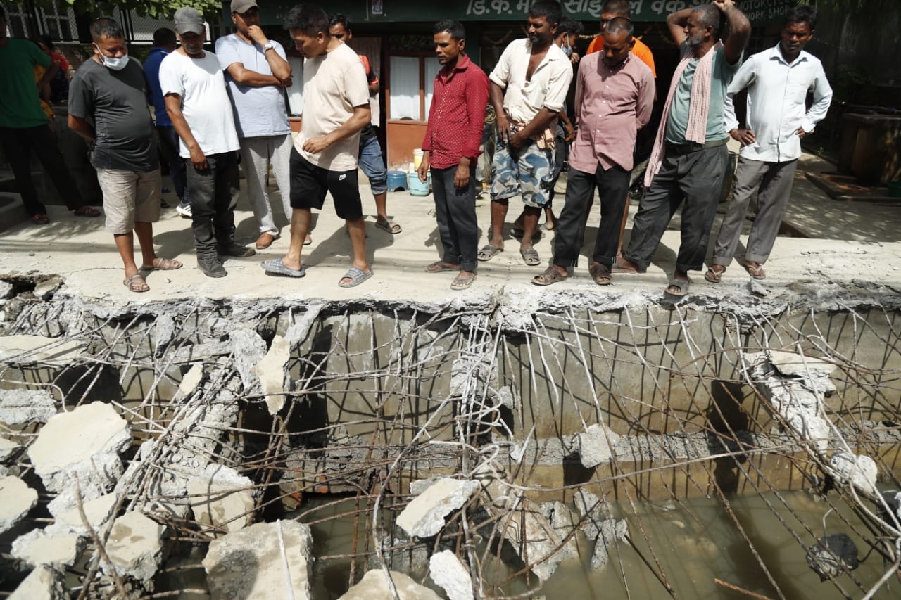 सामाखुसी खोलामाथि निर्माण गरिएको ‘स्ल्याब’ हटाउन थालियो   